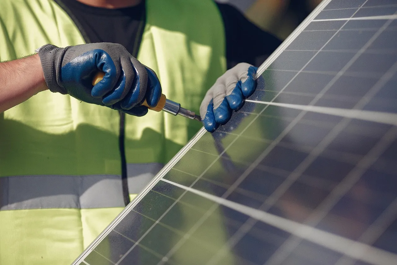 Photo by JoseMalagonArenas panel solar, instalación, trabajador, energía solar, hombre, instalador, instalando, panel, energía, electricidad, renovable, tejado, hombre, generador, fotovoltaico, célula, red, eléctrico, panel solar, panel solar, panel solar, panel solar, panel solar Qanchis Qoyllur, servicios