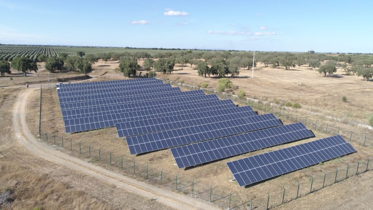panel solar azul en carretera de hormigón gris durante el día energía solar Qanchis Qoyllur